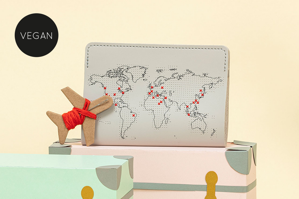 趣味・スポーツ・実用 LOVE IS IN THE EARTH PASSPORT TO CRYSTAL 趣味・スポーツ・実用 LOVE IS IN THE EARTH PASSPORTTO CRYSTAL